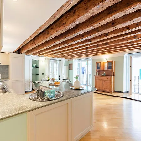 Beautiful Flat In The Historic Center - Happy Apartment Genoa