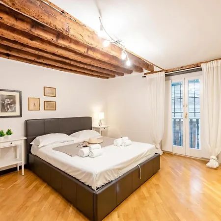Beautiful Flat In The Historic Center - Happy דירה *